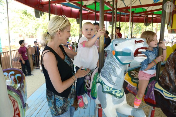 Tori Spelling et Dean McDermott cherchent une citrouille chez Pumpkin Patch, avec leurs enfants Finn, Liam, Stella et Hattie à Los Angeles, le 13 octobre 2013.