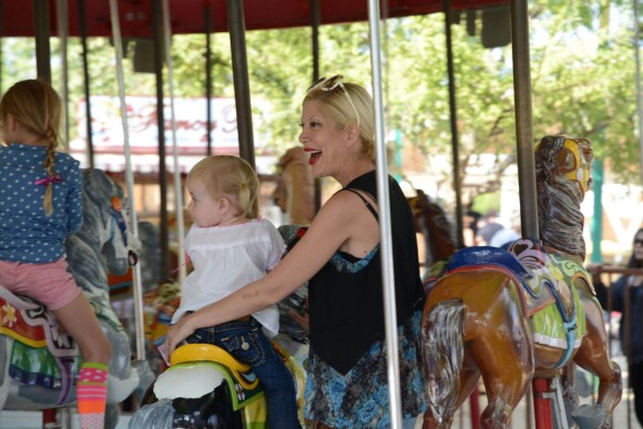 Tori Spelling et Dean McDermott cherchent une citrouille chez Pumpkin Patch, avec leurs enfants Finn, Liam, Stella et Hattie à Los Angeles, le 13 octobre 2013.