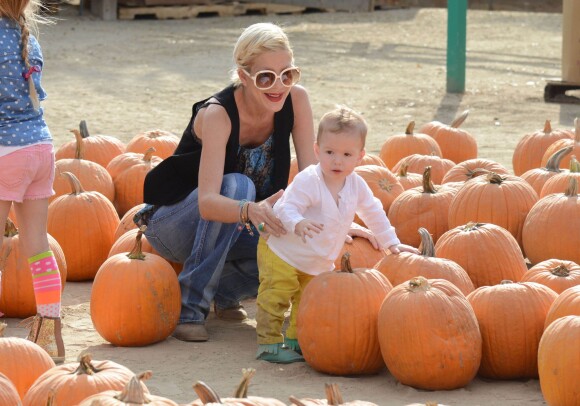 Tori Spelling et Dean McDermott cherchent une citrouille chez Pumpkin Patch, avec leurs enfants Finn, Liam, Stella et Hattie à Los Angeles, le 13 octobre 2013.