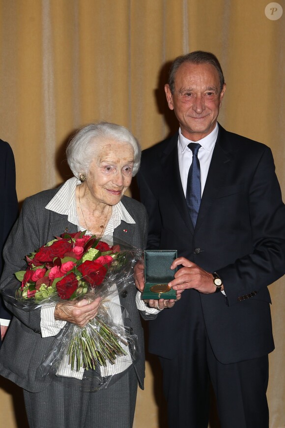 Gisèle Casadesus honorée par Bertrand Delanoë à Paris, le 24 Octobre 2013.