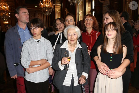 Gisèle Casadesus honorée face à sa famille à la Mairie de Paris, le 24 Octobre 2013.