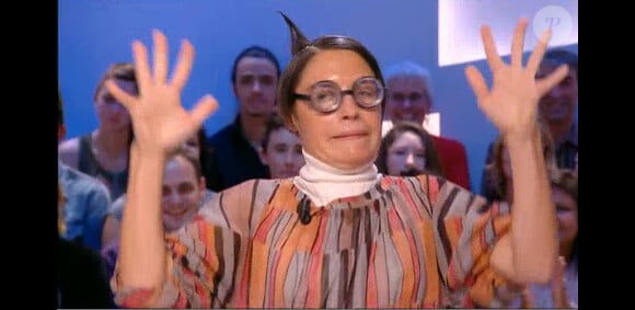 Alessandra Sublet en Géraldine Languedepute pour la Météo du Grand Journal de Canal+ le 25 octobre 2013