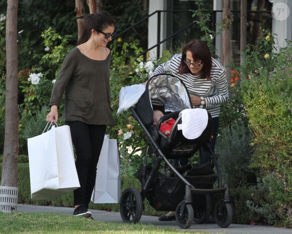 Exclusif - Shiri Appleby avec sa mère Dina Bouader et sa fille Natalie Bouader a West Hollywood, le 25 octobre 2013