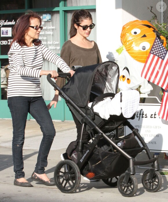 Exclusif - L'actrice Shiri Appleby avec sa mère Dina Bouader et sa fille Natalie Bouader a West Hollywood, le 25 octobre 2013