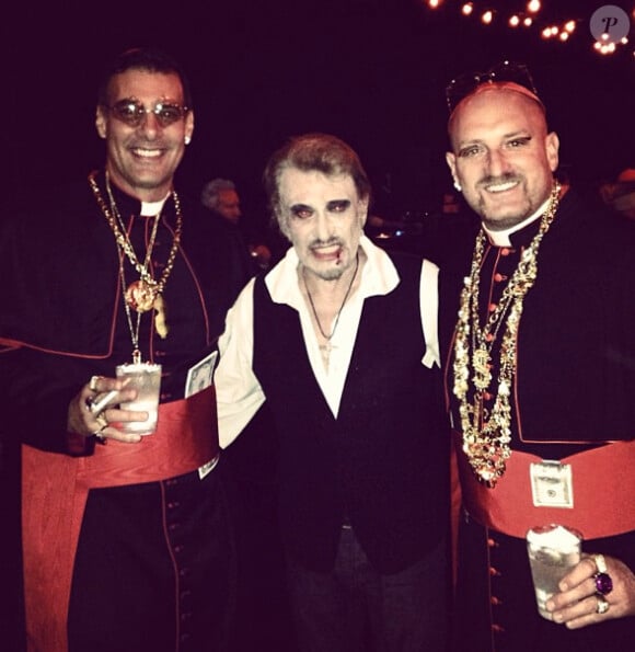 Notre Johnny Hallyday se transforme en vampire sanglant et pose avec des amis pour Halloween !
Instagram de Laeticia Hallyday