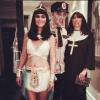 Laeticia Hallyday en Cléopâtre sexy pose avec Anne Marcassus et son époux Fabrice pour Halloween !
Instagram de Laeticia Hallyday
