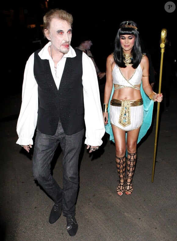 Johnny Hallyday et Laeticia ont fait sensation en vampire sanglant et Cléopâtre sexy ! Le couple était invité à la soirée de Kate Hudson pour Halloween le 26 octobre à Brentwood.