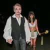 Johnny Hallyday et Laeticia sont bluffants en vampire sanglant et Cléopâtre sexy ! Le couple était invité à la soirée de Kate Hudson pour Halloween le 26 octobre à Brentwood.