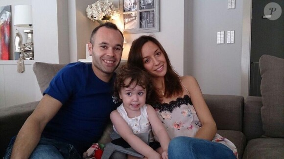 Andrés Iniesta et sa femme Anna Ortiz et leur fille Valeria le 27 octobre 2013.