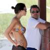 Le couple Arnaud Lagardère et sa femme Jade Foret, enceinte de son deuxième enfant, profitent de la plage alors qu'ils sont en vacances à Miami. Le 28 octobre 2013