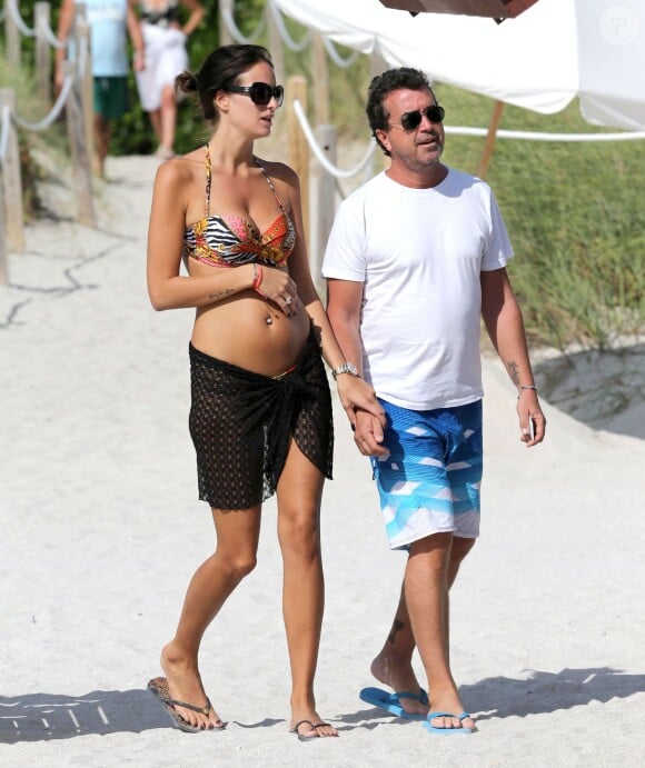 Arnaud Lagardère et sa sublime femme Jade Foret, enceinte de son deuxième enfant, profitent de la plage alors qu'ils sont en vacances à Miami. Le 28 octobre 2013