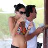 Arnaud Lagardère et sa femme Jade Foret, enceinte de son deuxième enfant, profitent de la plage alors qu'ils sont en vacances à Miami. Le 28 octobre 2013