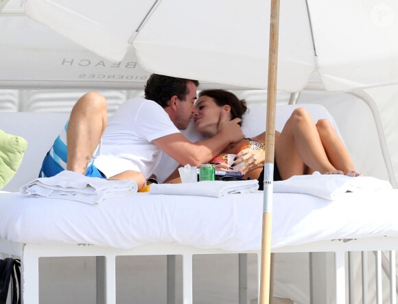 Arnaud Lagardère et sa épouse Jade Foret, enceinte de son deuxième enfant, profitent de la plage alors qu'ils sont en vacances à Miami. Le 28 octobre 2013