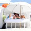 Arnaud Lagardère et sa femme Jade Foret, enceinte de son deuxième enfant, profitent de la plage alors qu'ils sont en vacances à Miami. Le 28 octobre 2013