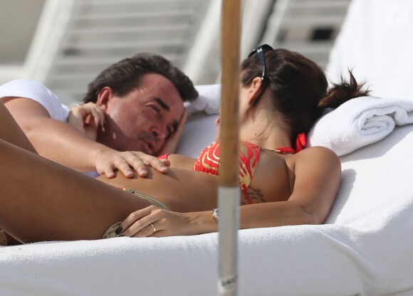 Arnaud Lagardère et sa femme Jade Foret, enceinte de son deuxième enfant, détendus à Miami, le 27 octobre 2013.
