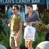 Exclusif - Arnaud Lagardère et sa femme Jade Foret, enceinte de son deuxième enfant, font du shopping sur Lincoln Road à Miami, le 28 octobre 2013.
