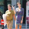 Exclusif - Arnaud Lagardère et sa femme Jade Foret, enceinte de son deuxième enfant, font du shopping sur Lincoln Road à Miami, le 28 octobre 2013.