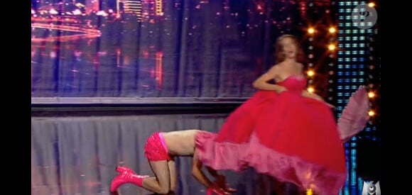 Une chanteuse lyrique aux interminables jambes dans "La France a un incroyable talent" saison 8. Mardi 29 octobre 2013.