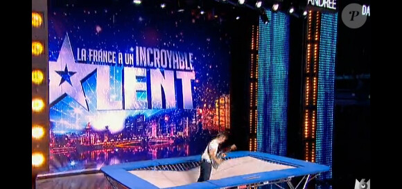 Un guitariste fait le show sur un trampoline dans "La France a un incroyable talent" saison 8. Mardi 29 octobre 2013.