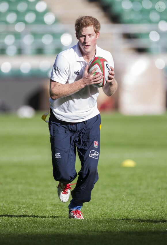 Le prince Harry lors d'un entraînement de rugby le 16 octobre 2013 dans le cadre du programme "RFU All Schools" à Twickenham.
