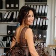 Aïda Touihri essaye sa robe pour le défilé du Salon du Chocolat, à Paris, le 11 octobre 2013. Une création du chocolatier Arnaud Larher et de la styliste Lauren Bitar.