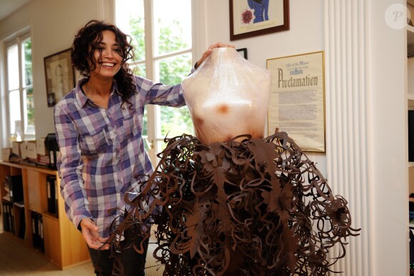 Aïda Touihri essaye le patron de sa robe pour le défilé du Salon du Chocolat, à Paris, le 11 octobre 2013. Une création du chocolatier Arnaud Larher  et de la styliste Lauren Bitar.