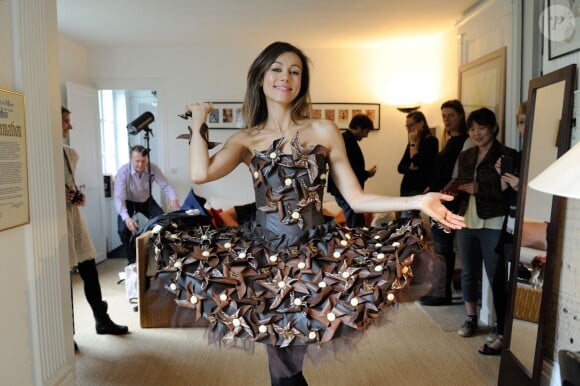 Marie-Ange Casalta essaye sa robe pour le défilé du Salon du Chocolat, à Paris, le 8 octobre 2013. Une robe du chocolatier Jean-Marc Rué pour Monsieur Chocolat et de la styliste: Manon Bresson. 