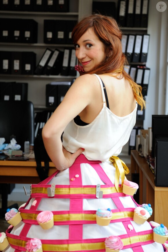 EXCLUSIF. Penelope Bagieu essaye sa robe pour le defile du Salon du Chocolat qui aura lieu le 29 octobre a Paris. Fait a Paris, France le 25 octobre 2013.