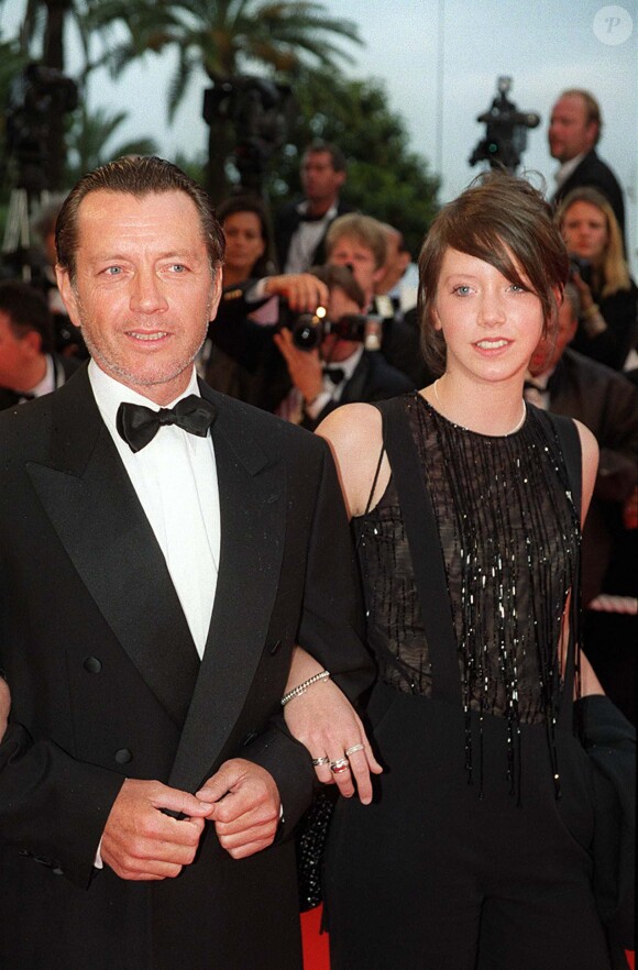 Bernard Giraudeau et sa fille Sara lors du Festival de Cannes 2001