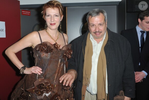 Natacha Polony et Périco Légas dans les coulisses du défilé du 19e Salon du chocolat, à la Porte de Versailles, le 29 octobre 2013 à Paris