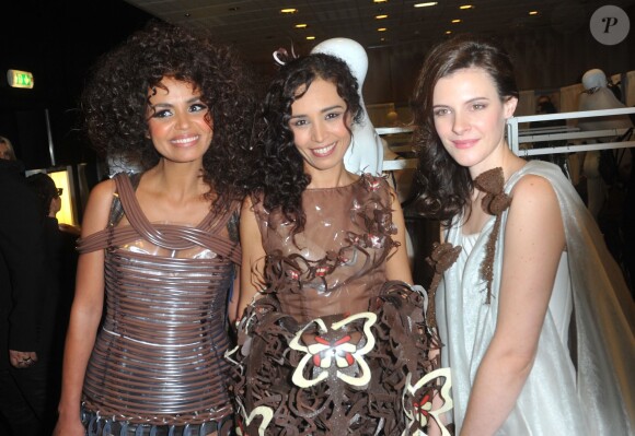 Laurence Roustandjee, Aida Touihri et Helena Soubeyrand dans les coulisses du défilé du 19e Salon du chocolat, à la Porte de Versailles, le 29 octobre 2013 à Paris