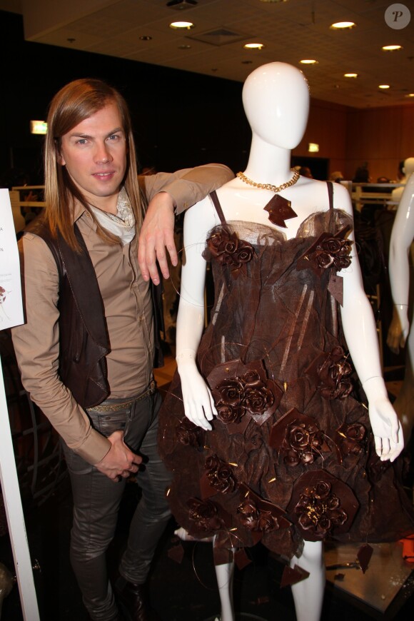 Christophe Guillarmé dans les coulisses du défilé du 19e Salon du chocolat, à la Porte de Versailles, le 29 octobre 2013 à Paris