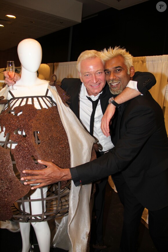 Laurent Boyer et Satya Oblette dans les coulisses du défilé du 19e Salon du chocolat, à la Porte de Versailles, le 29 octobre 2013 à Paris