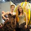 Natacha Polony et Dounia Coesens dans les coulisses du défilé du 19e Salon du chocolat, à la Porte de Versailles, le 29 octobre 2013 à Paris