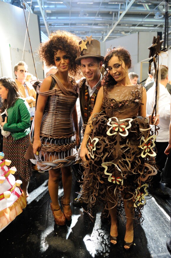 Aïda Touihri, Jean-Philippe Doux et Dounia Coesens dans les coulisses du défilé du 19e Salon du chocolat, à la Porte de Versailles, le 29 octobre 2013 à Paris