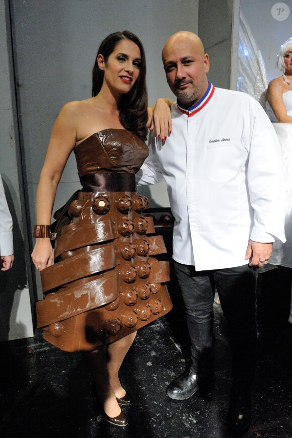 Elisa Tovati et Frédéric Anton dans les coulisses du défilé du 19e Salon du chocolat, à la Porte de Versailles, le 29 octobre 2013 à Paris