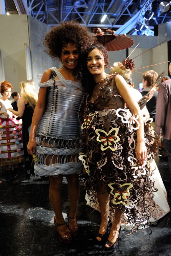 Aïda Touihri et Laurence Roustandjee dans les coulisses du défilé du 19e Salon du chocolat, à la Porte de Versailles, le 29 octobre 2013 à Paris