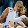 L'équipe de France et Tony Parker sacrés champions d'Europe, le 22 septembre 2013 à Ljubljana en Slovénie, le 22 septembre 2013. Axelle Francine dans les bras de son champion.