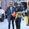 Miranda Kerr et Orlando Bloom avec leur fils Flynn dans les rues de New York, le 28 octobre 2013.