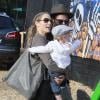 Elizabeth Berkley se rend à la ferme aux citrouilles "Mr Bones Pumpkin Patch" avec son mari Greg Lauren et son fils Sky à West Hollywood, le 27 octobre 2013.