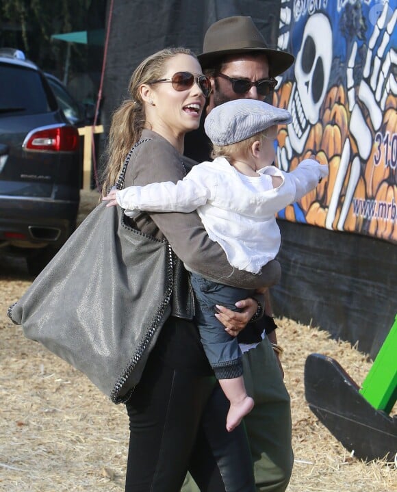 Elizabeth Berkley se rend à la ferme aux citrouilles "Mr Bones Pumpkin Patch" avec son mari Greg Lauren et son fils Sky à West Hollywood, le 27 octobre 2013.