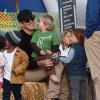 Will Arnett emmène ses fils Archibald et Abel à la ferme aux citrouilles "Mr Bones Pumpkin Patch " à West Hollywood, le 28 octobre 2013.