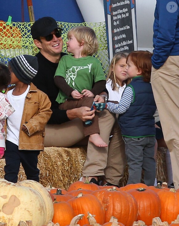 Will Arnett emmène ses fils Archibald et Abel à la ferme aux citrouilles "Mr Bones Pumpkin Patch " à West Hollywood, le 28 octobre 2013.