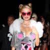 Paris Hilton habillée en costume "Miley Cyrus" à la sortie d'une soirée Halloween à Hollywood, le 26 octobre 2013.