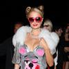 Paris Hilton habillée en costume "Miley Cyrus" à la sortie d'une soirée Halloween à Hollywood, le 26 octobre 2013.