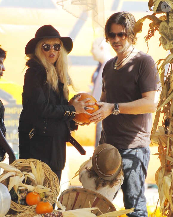 Rachel Zoe et son mari Rodger Berman et leur fils Skyler chez Mr Bones Pumpkin Patch à Los Angeles, le 26 octobre 2013.