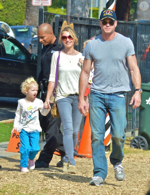 Eric Dane, Rebecca Gayheart et leurs enfants chez Mr. Bones Pumpkin Patch à West Hollywood, Los Angeles, le 20 octobre 2013.