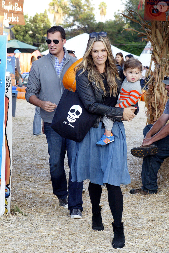 Molly Sims, son mari Scott Stuber et leur fils Brooks chez Mr. Bones Pumpkin Patch à West Hollywood, Los Angeles, le 13 octobre 2013.
