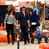 Robin Thicke, sa femme Paula Patton et leur fils Julian chez Mr. Bones Pumpkin Patch à West Hollywood, Los Angeles, le 25 octobre 2013.