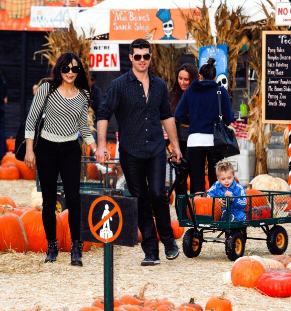 Robin Thicke, sa femme Paula Patton et leur fils Julian chez Mr. Bones Pumpkin Patch à West Hollywood, Los Angeles, le 25 octobre 2013.
